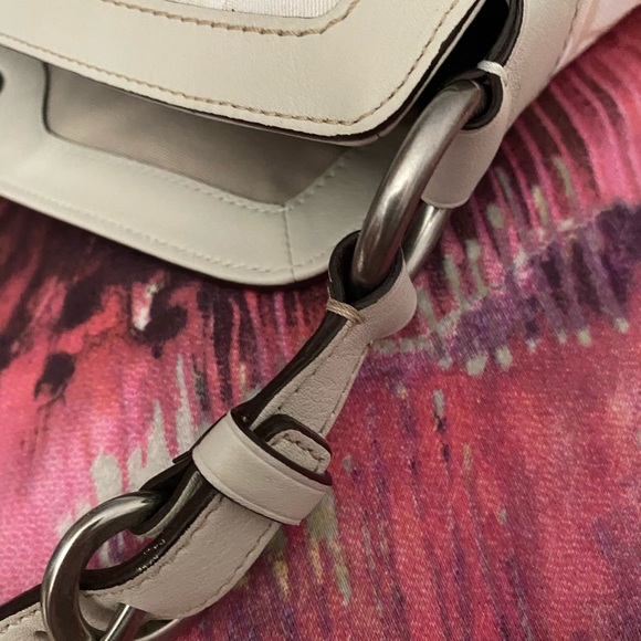 Coach Chelsea Large Signature Hobo - Picture 9 of 11